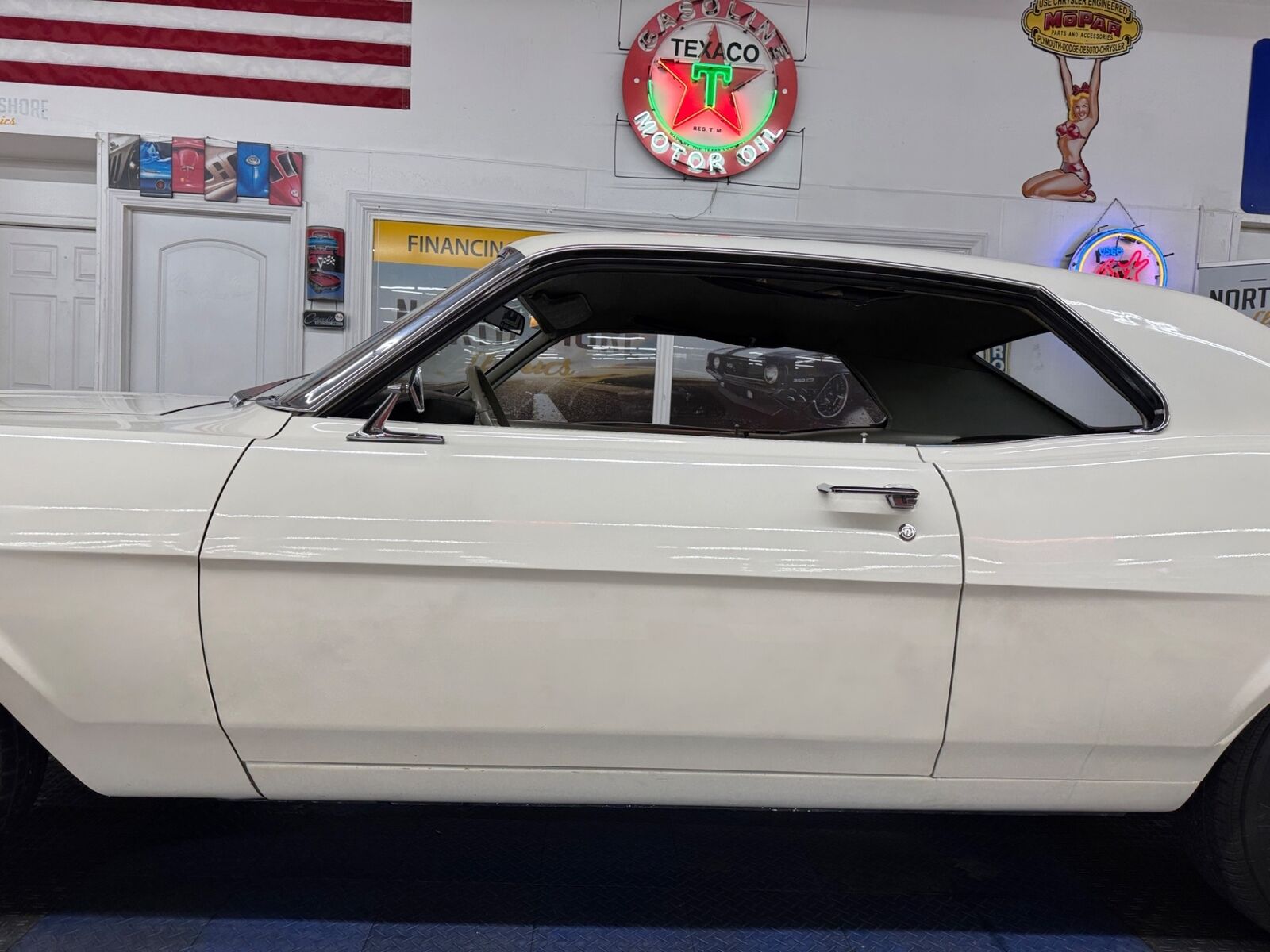 Mercury-Comet-Coupe-1968-White-Champagne-27990-19