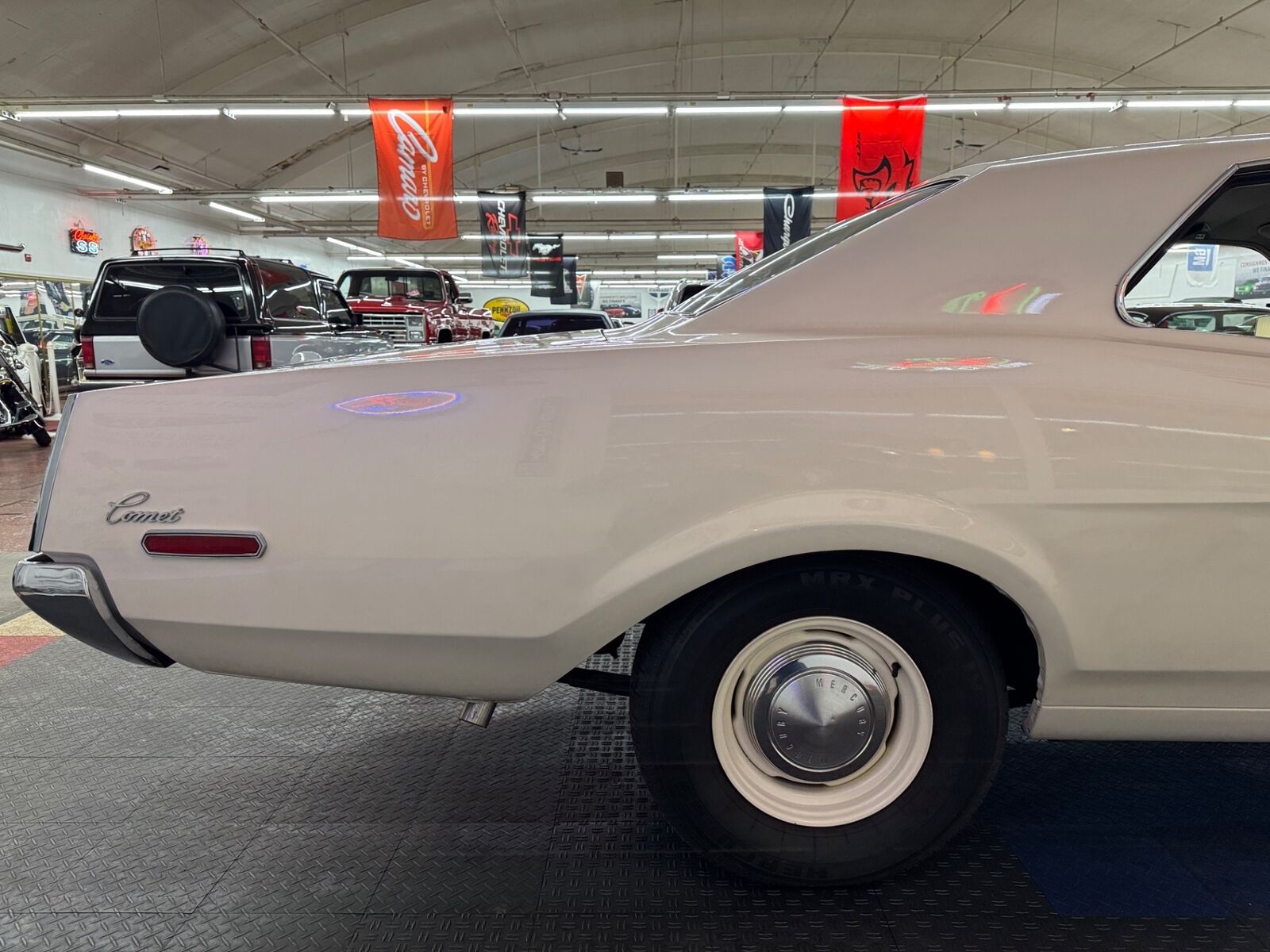 Mercury-Comet-Coupe-1968-White-Champagne-27990-25