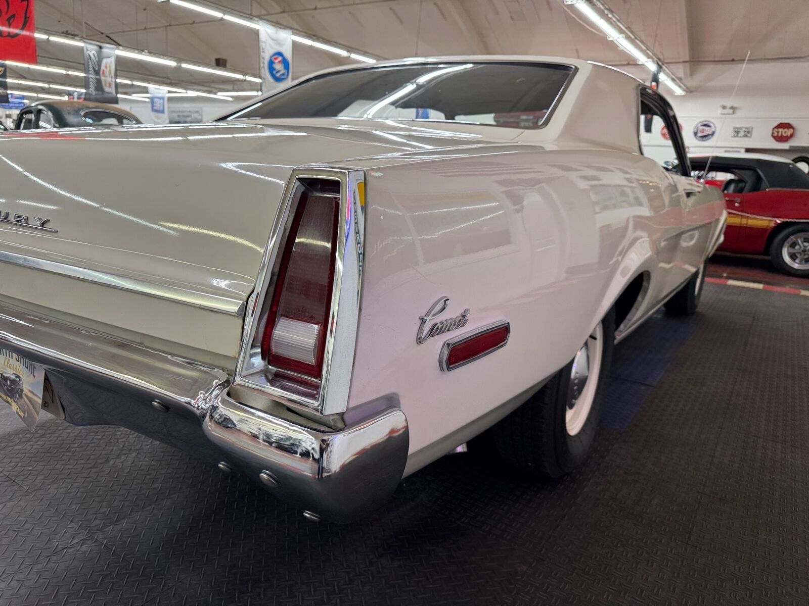 Mercury-Comet-Coupe-1968-White-Champagne-27990-28