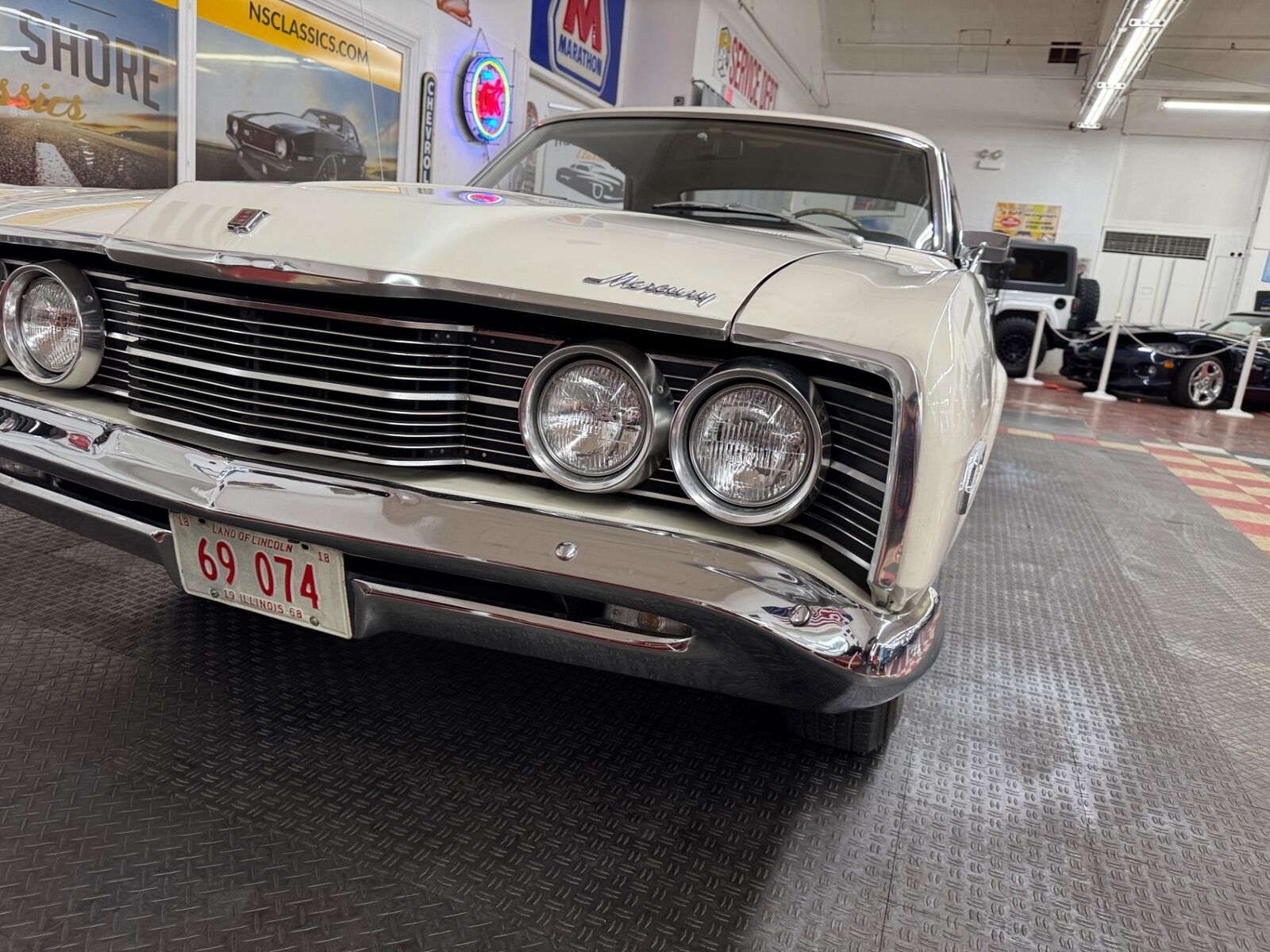 Mercury-Comet-Coupe-1968-White-Champagne-27990-8