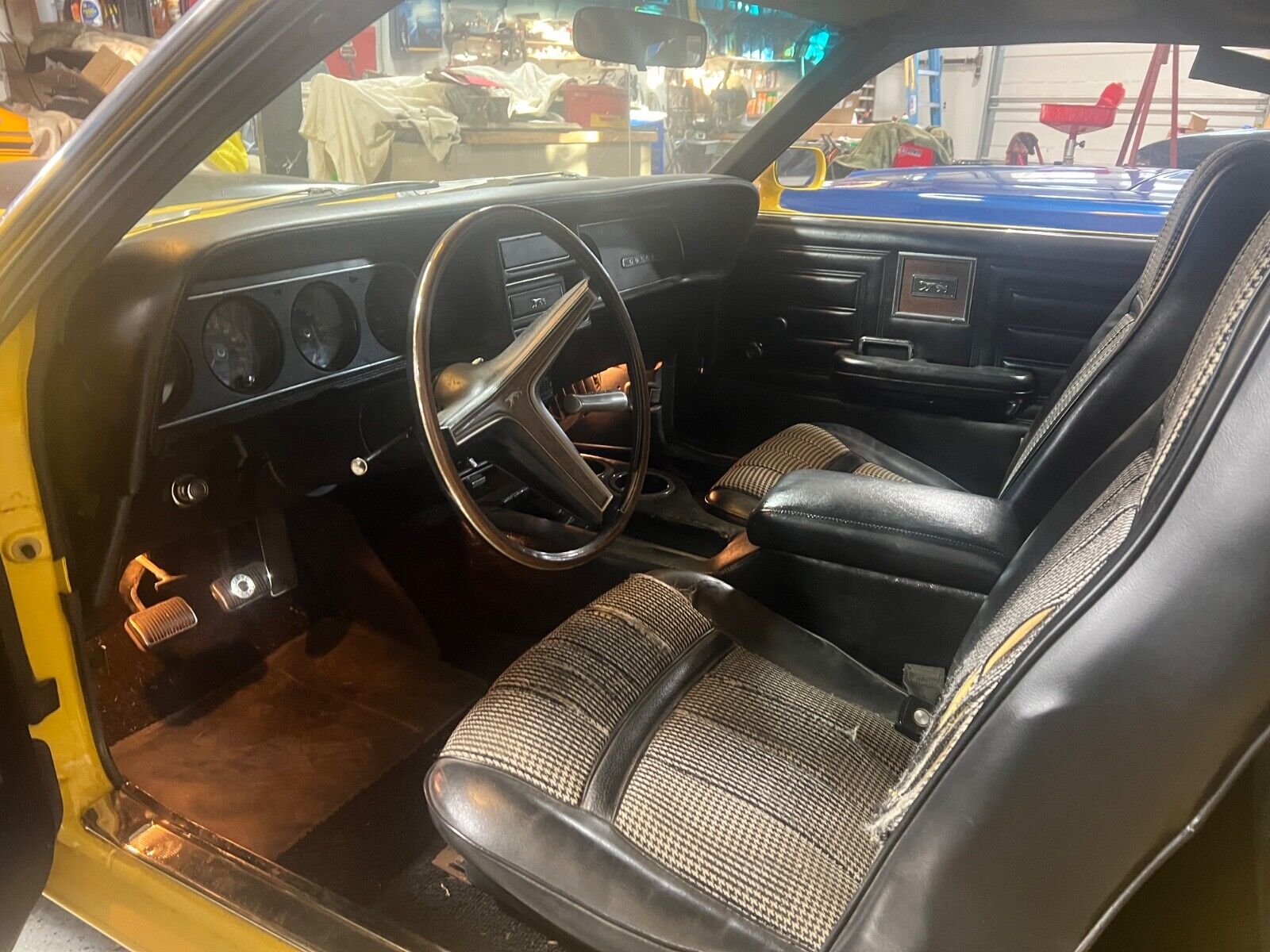 Mercury-Cougar-Coupe-1970-Yellow-Black-125529-18