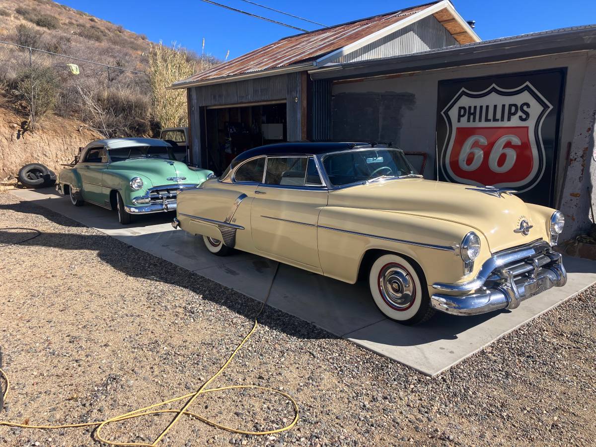 Oldsmobile-88-1952-157715-10