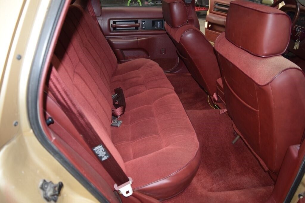 Oldsmobile-Custom-Cruiser-Break-1991-Gold-Maroon-192154-19