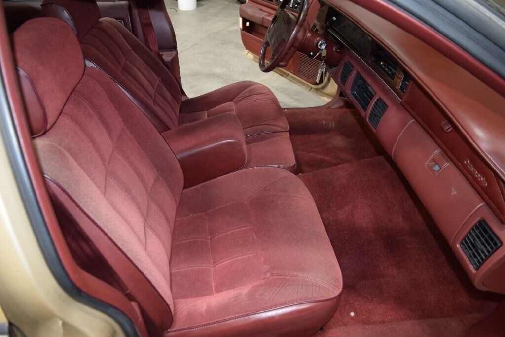 Oldsmobile-Custom-Cruiser-Break-1991-Gold-Maroon-192154-21