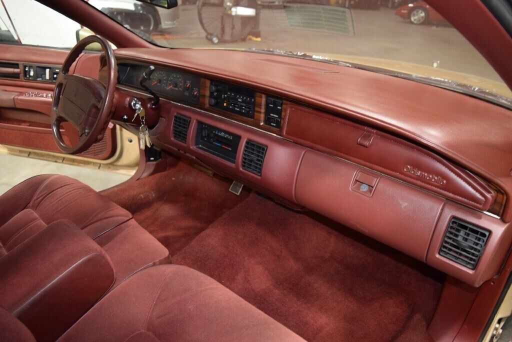 Oldsmobile-Custom-Cruiser-Break-1991-Gold-Maroon-192154-23