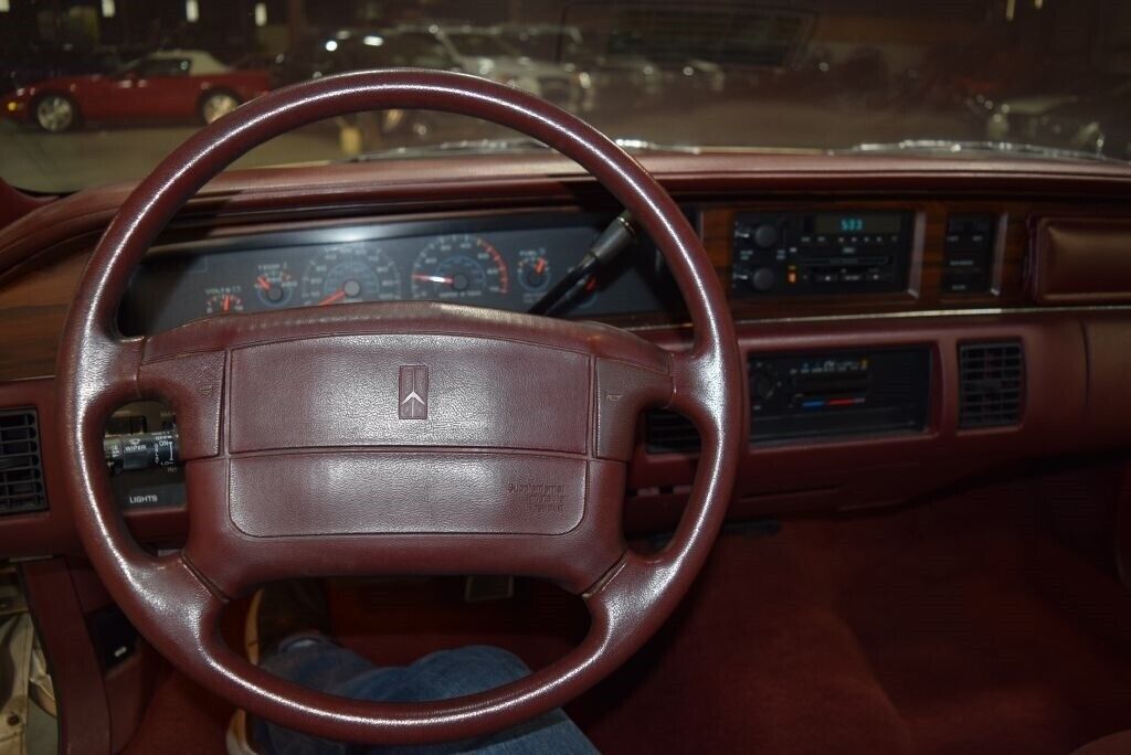 Oldsmobile-Custom-Cruiser-Break-1991-Gold-Maroon-192154-31