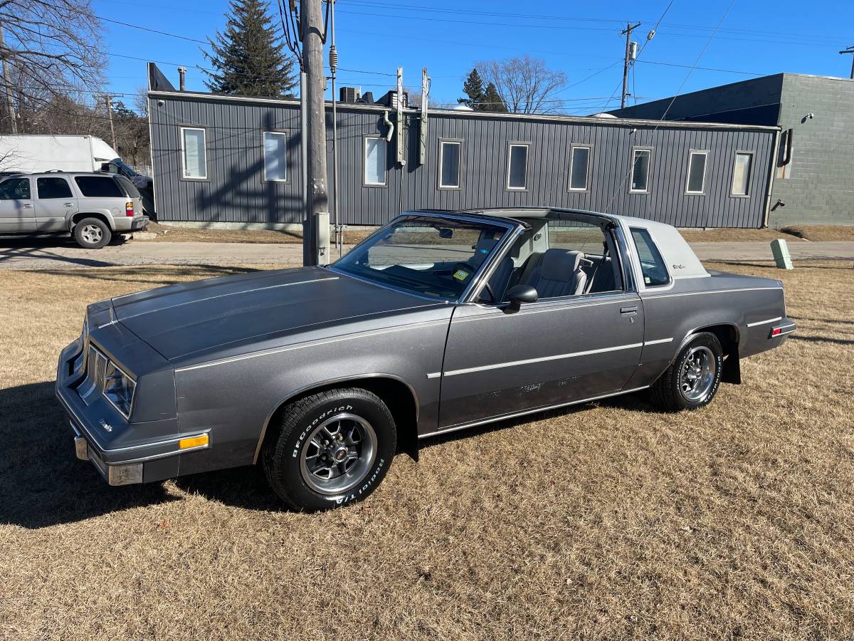 Oldsmobile-Cutlass-1982-67592