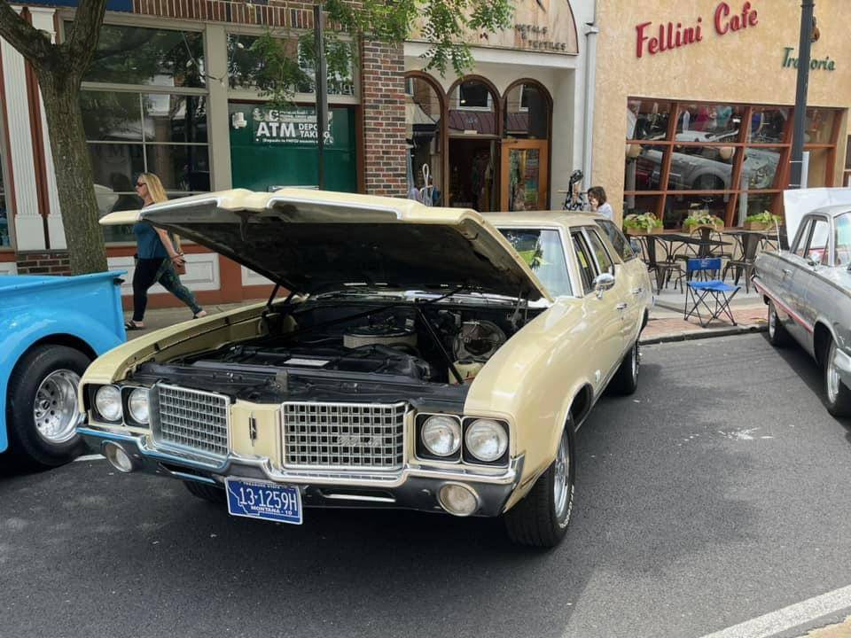 Oldsmobile-Cutlass-wagon-1972-yellow-101802