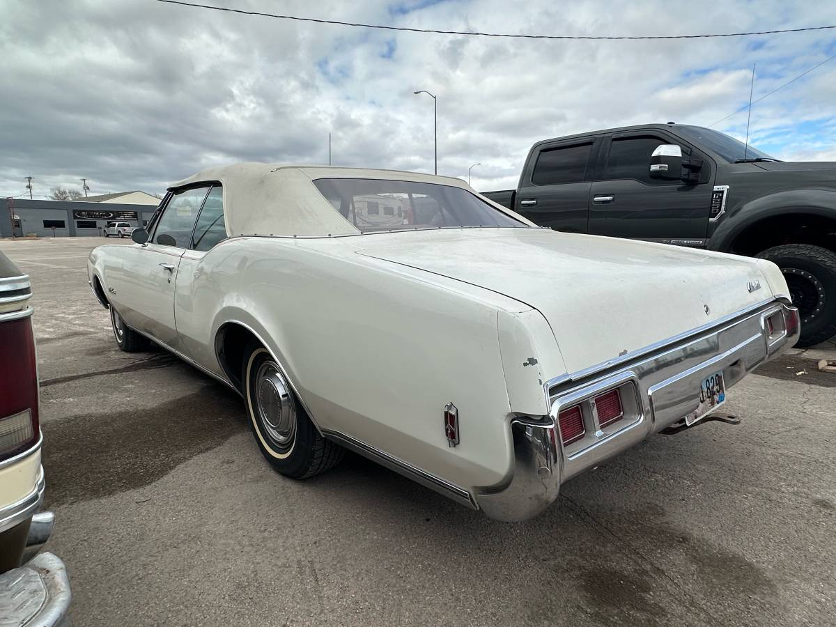 Oldsmobile-Delmont-88-1968-white-106318-1