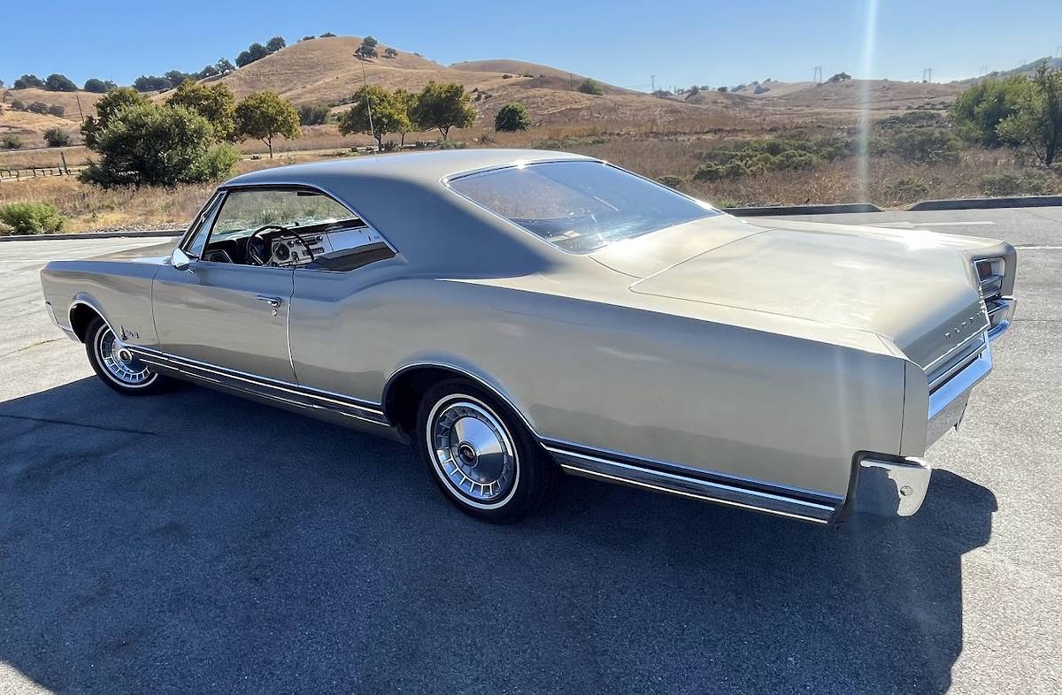 Oldsmobile-Delta-88-holiday-coupe-1965-silver-29773-1