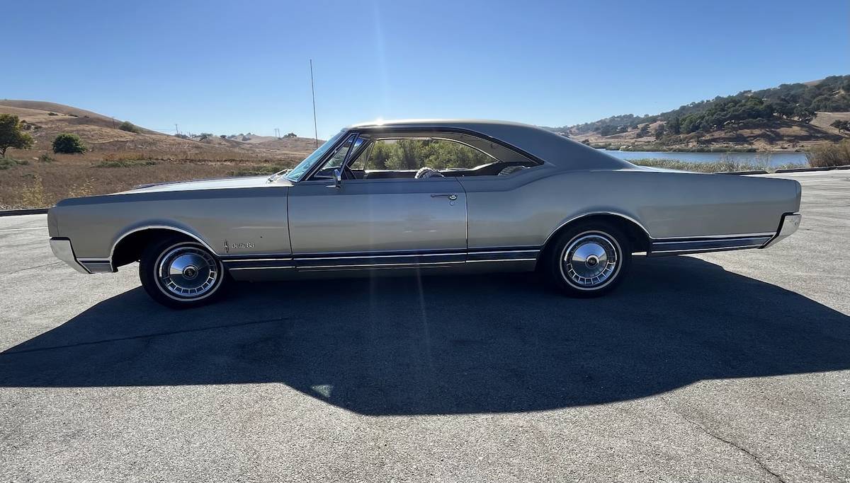 Oldsmobile-Delta-88-holiday-coupe-1965-silver-29773-2