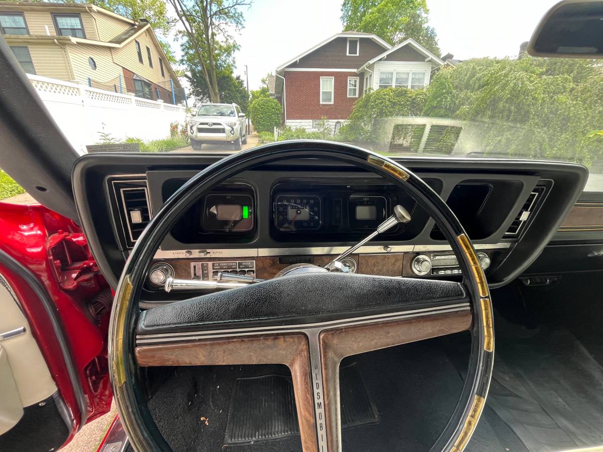 Oldsmobile-Ninety-eight-1970-red-152887-6