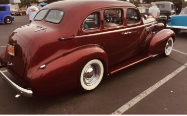 Oldsmobile-Sedan-1937-red-644-1