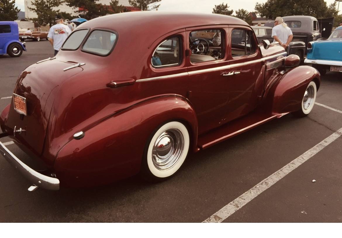 Oldsmobile-Sedan-1937-red-644-1