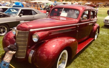 Oldsmobile-Sedan-1937-red-644-3