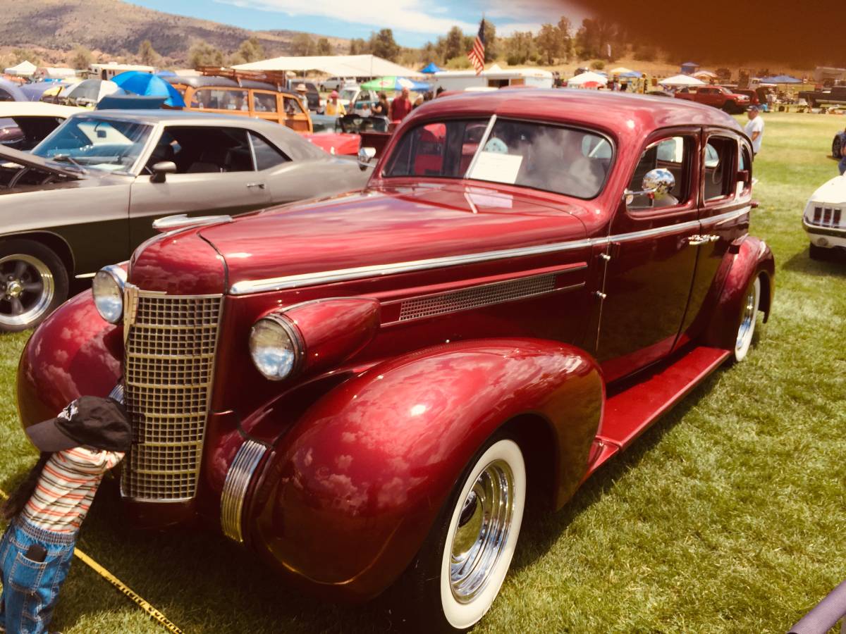 Oldsmobile-Sedan-1937-red-644-3