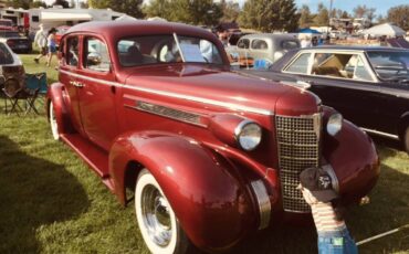 Oldsmobile-Sedan-1937-red-644