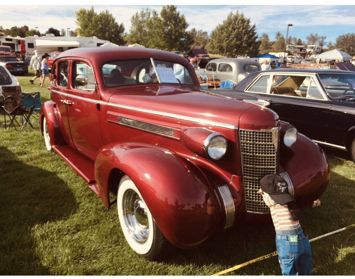 Oldsmobile-Sedan-1937-red-644