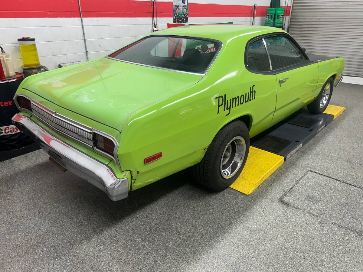 Plymouth-Duster-1973-green-160934-5