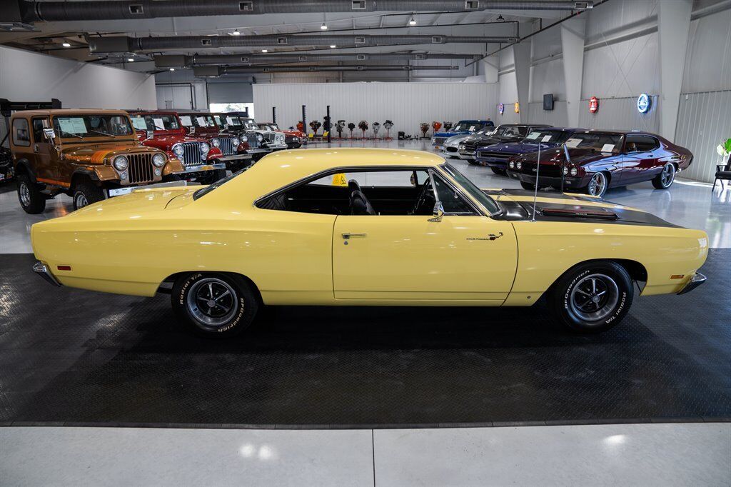 Plymouth-Road-Runner-1969-Yellow-Black-77549-6