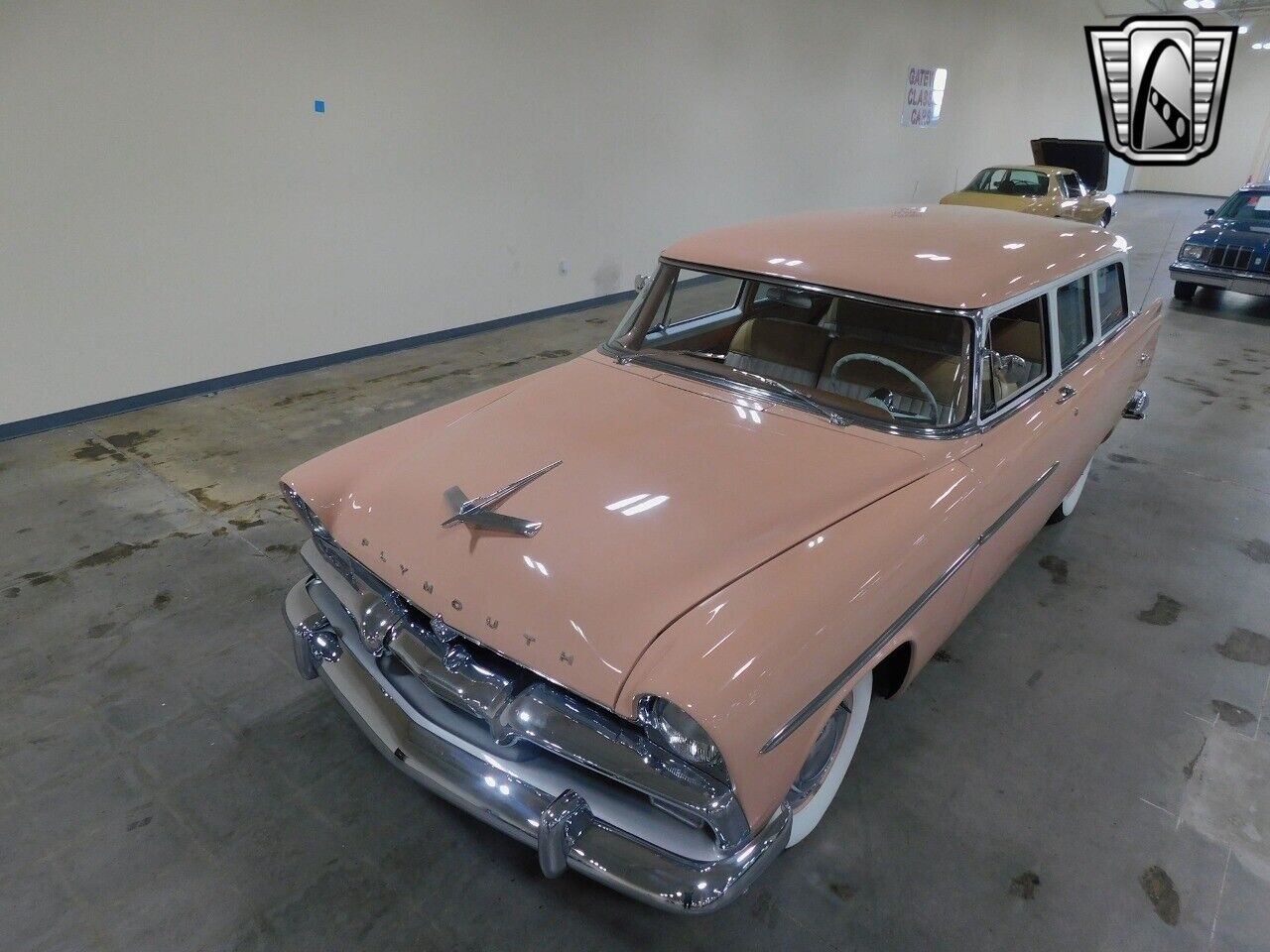 Plymouth-Suburban-1956-Pink-Tan-16967-9