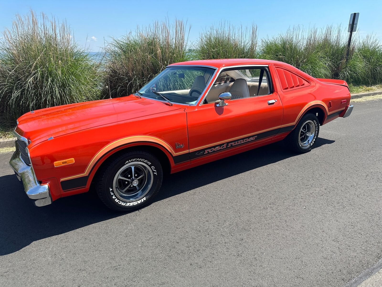 Plymouth-VoLARE-Coupe-1976-Orange-White-150065-12