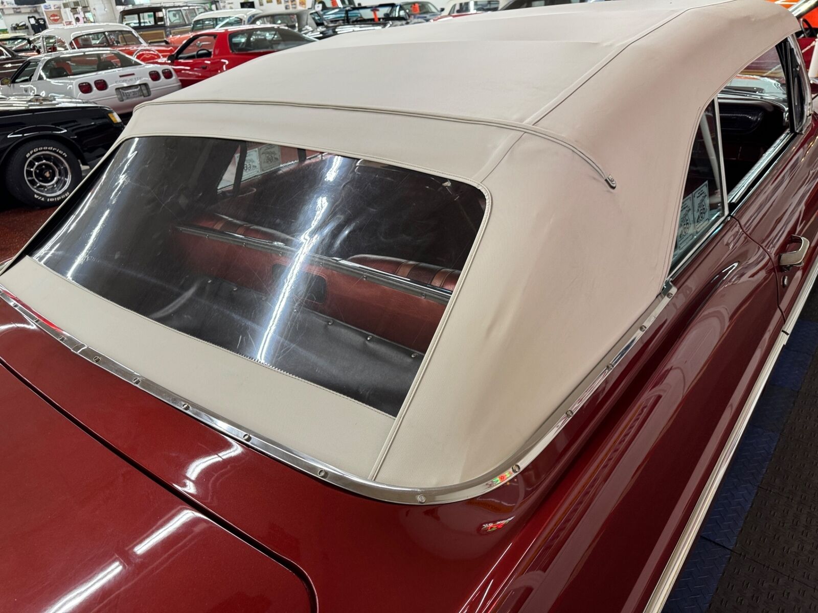 Pontiac-Bonneville-1961-Burgundy-Burgundy-16821-15