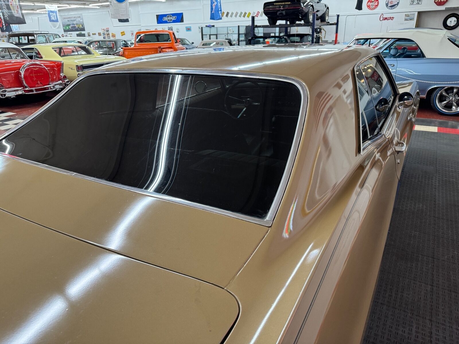 Pontiac-Grand-Prix-1967-Gold-Black-0-16