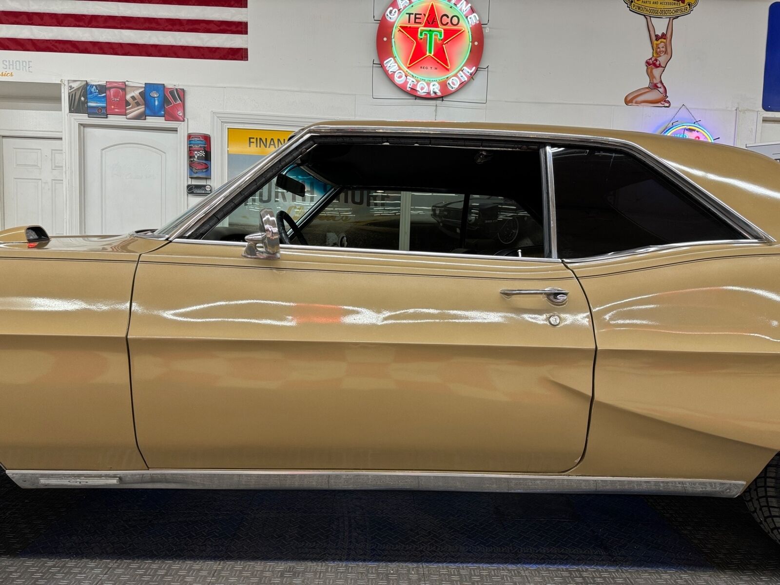 Pontiac-Grand-Prix-1967-Gold-Black-0-24