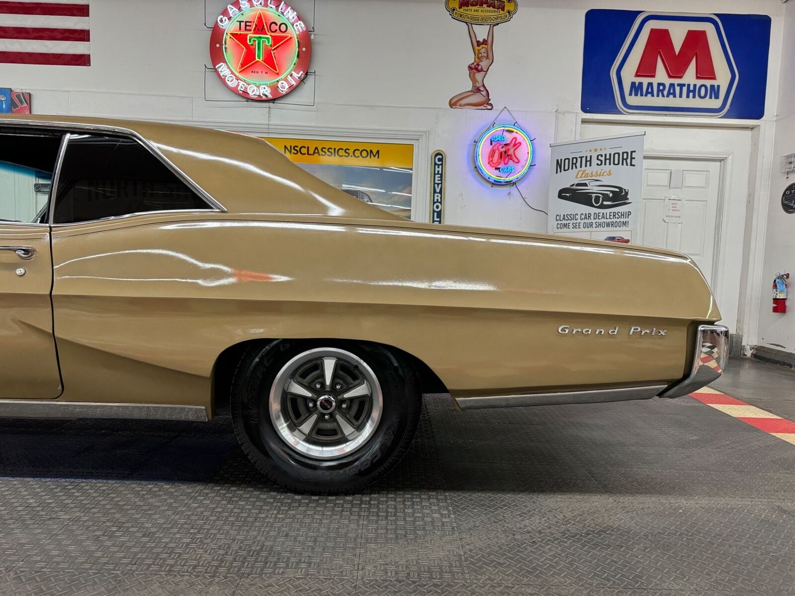 Pontiac-Grand-Prix-1967-Gold-Black-0-25