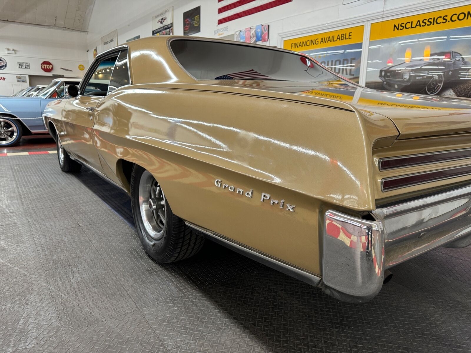 Pontiac-Grand-Prix-1967-Gold-Black-0-26