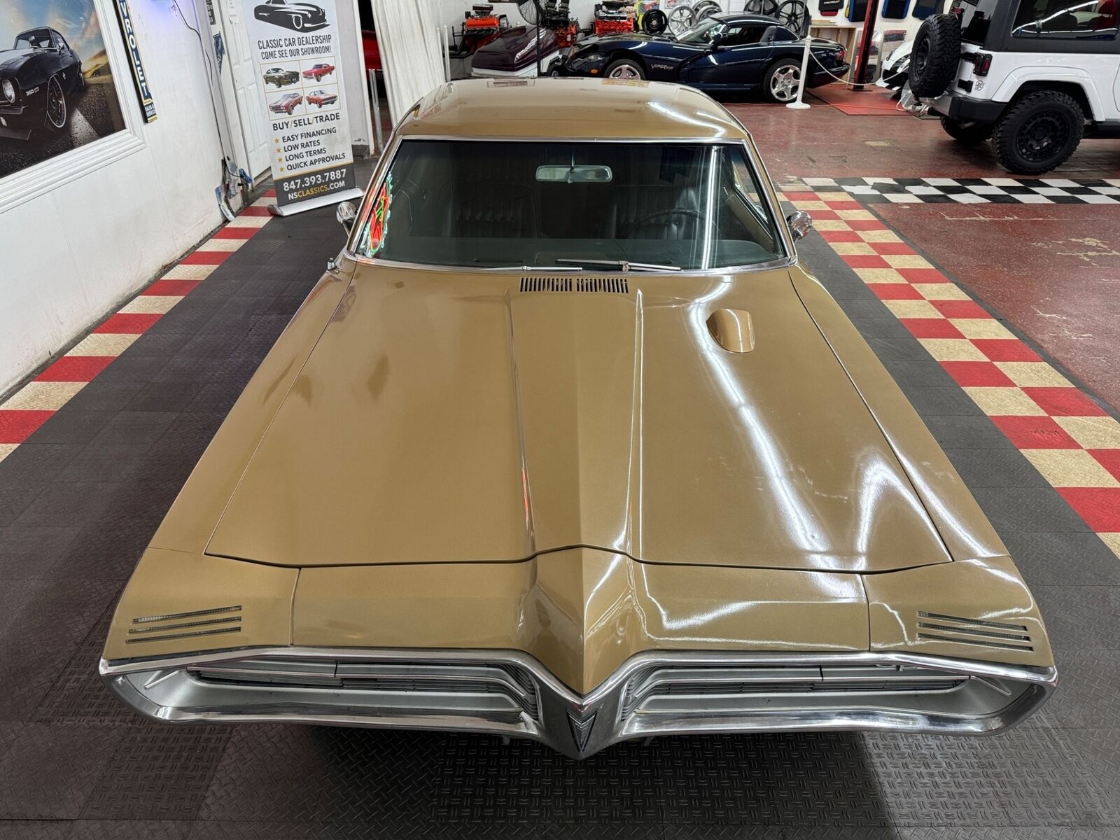 Pontiac-Grand-Prix-1967-Gold-Black-0-9