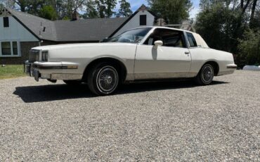 Pontiac-Grand-prix-1983-white-209214-1