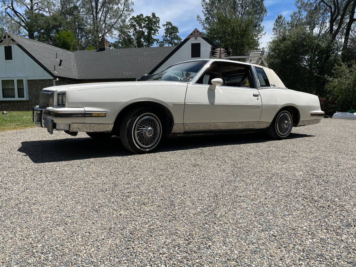 Pontiac-Grand-prix-1983-white-209214-1