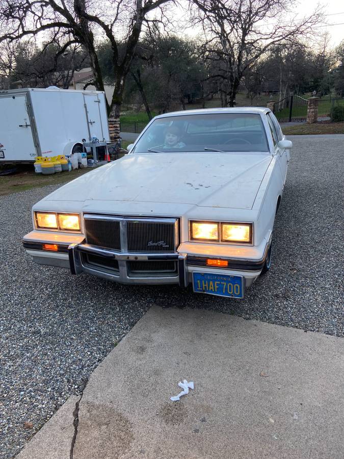 Pontiac-Grand-prix-1983-white-209214-2