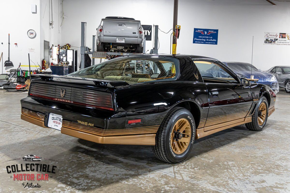 Pontiac-Trans-Am-Coupe-1984-Black-Gold-14388-13