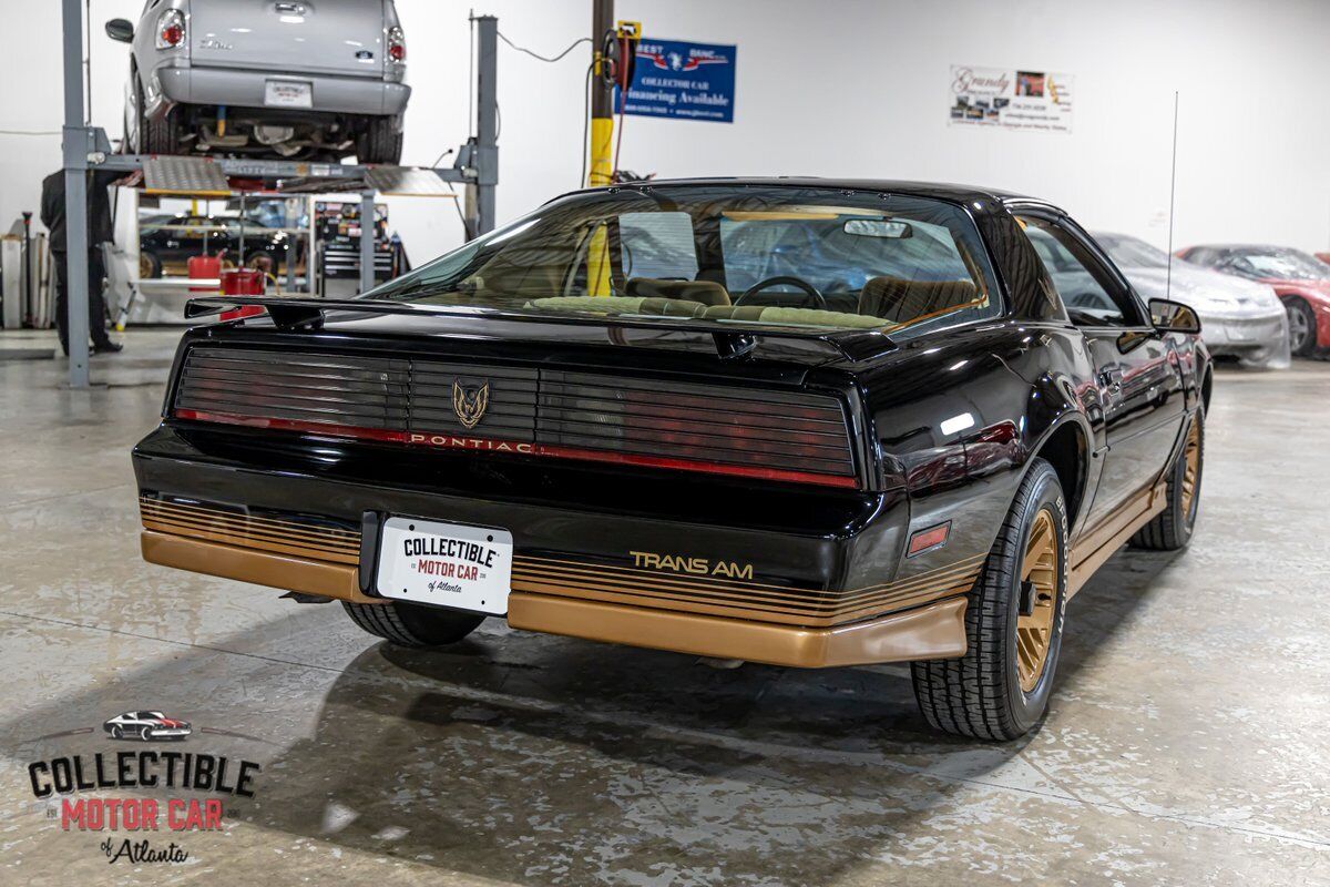 Pontiac-Trans-Am-Coupe-1984-Black-Gold-14388-14