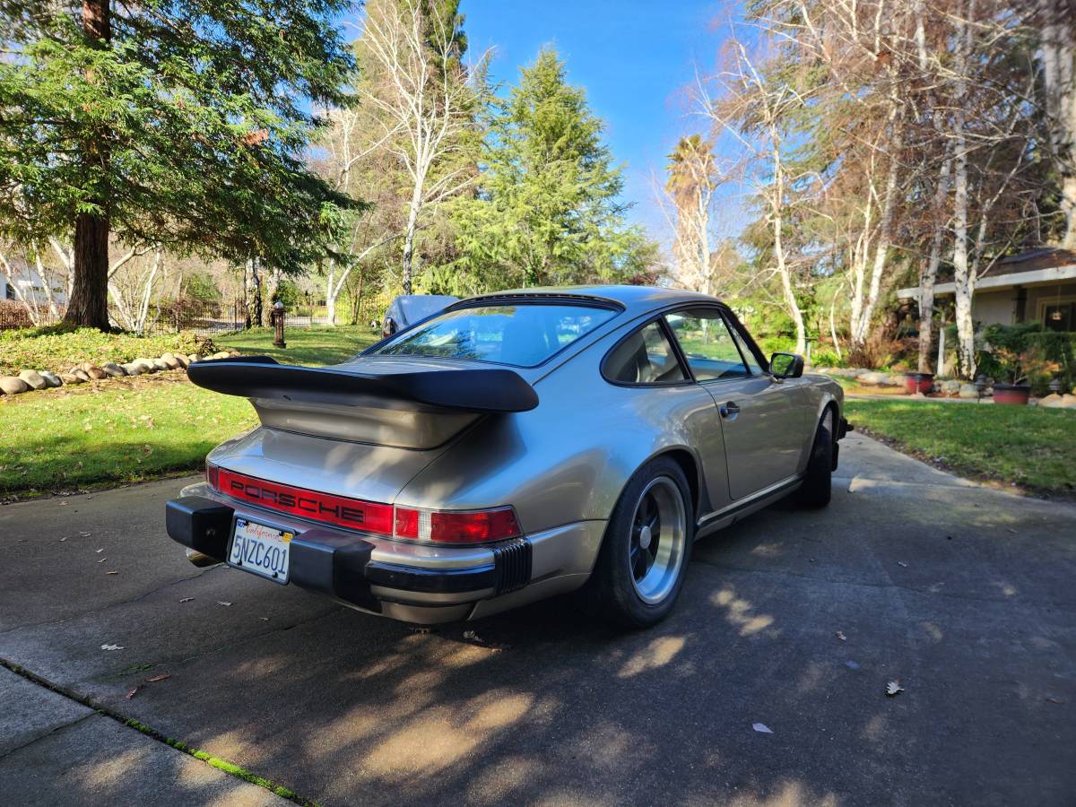 Porsche-911-carrera-coupe-1986-315431-5