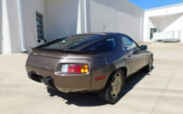 Porsche-928-Coupe-1984-Gray-Maroon-8779-10