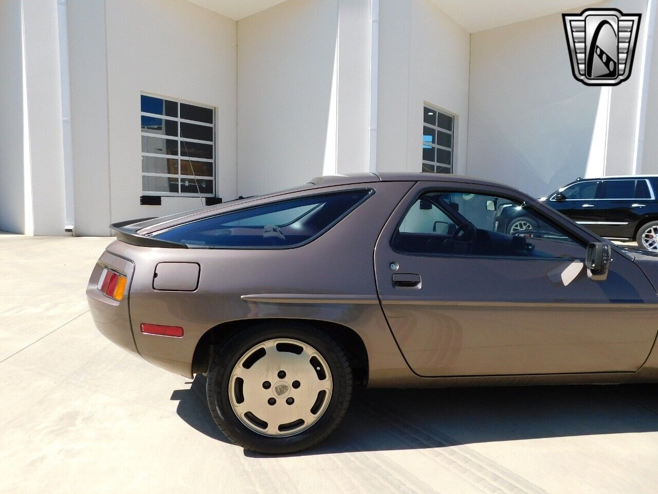 Porsche-928-Coupe-1984-Gray-Maroon-8779-11