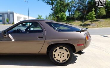 Porsche-928-Coupe-1984-Gray-Maroon-8779-7