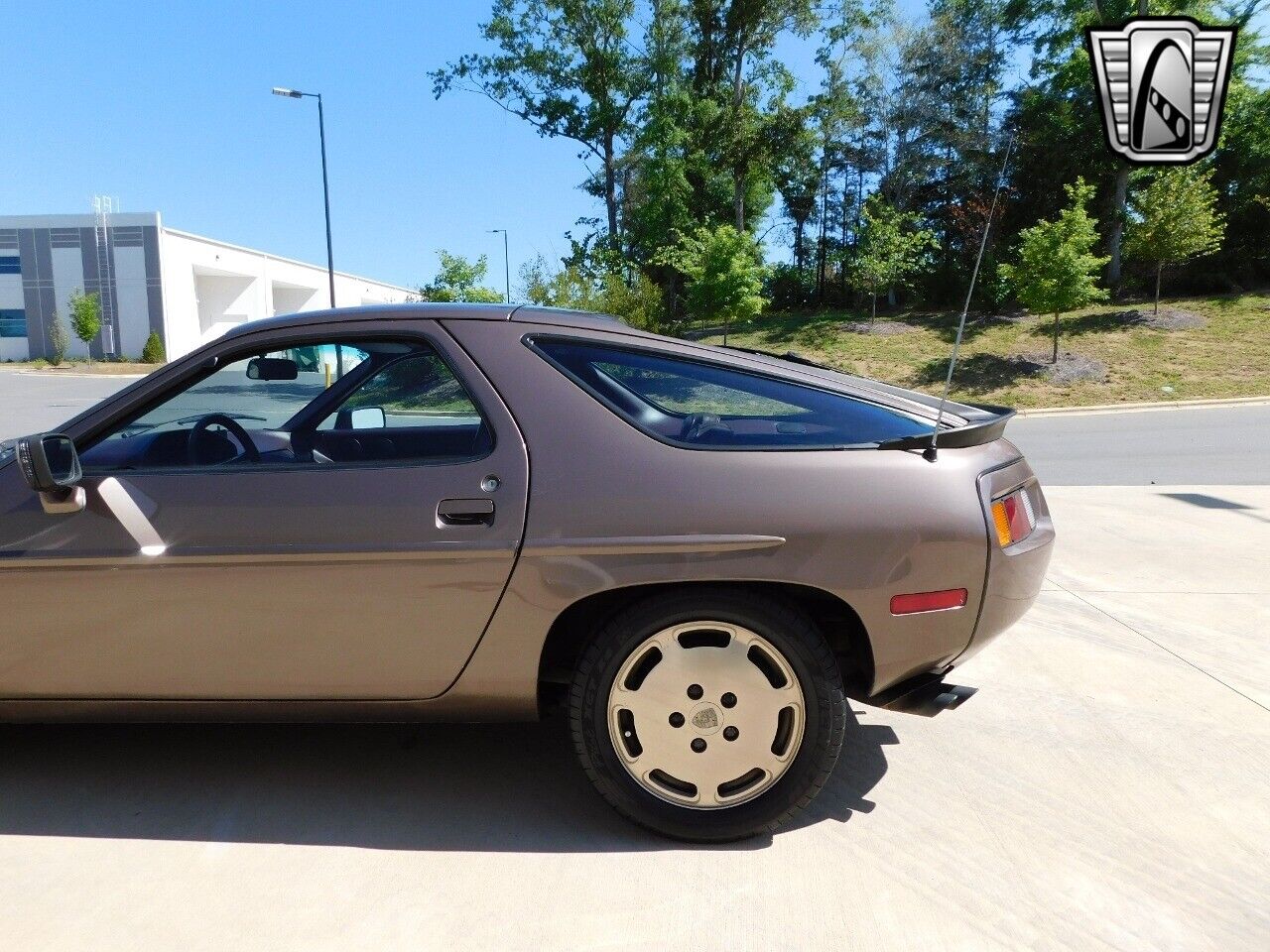 Porsche-928-Coupe-1984-Gray-Maroon-8779-7