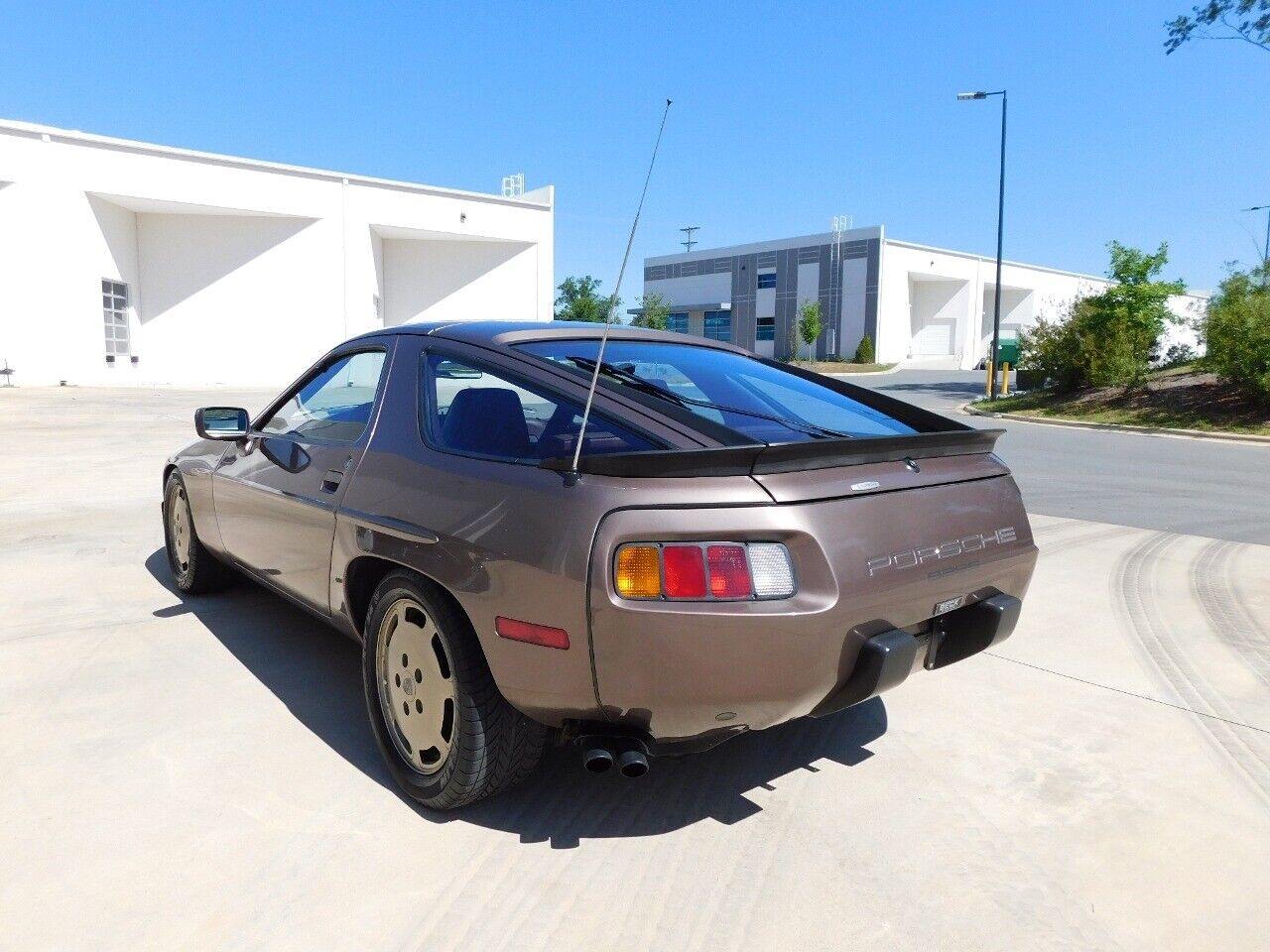 Porsche-928-Coupe-1984-Gray-Maroon-8779-8