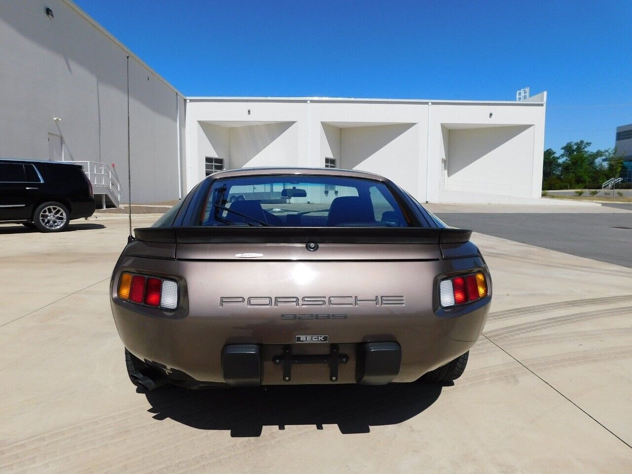 Porsche-928-Coupe-1984-Gray-Maroon-8779-9