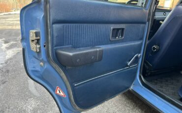 Volvo-240-1985-blue-550394-10