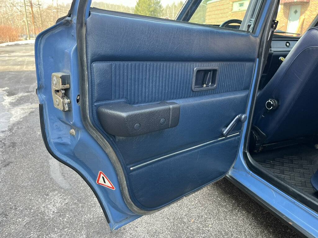 Volvo-240-1985-blue-550394-10