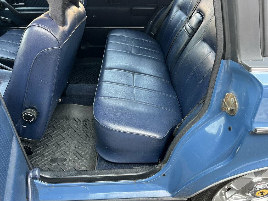 Volvo-240-1985-blue-550394-12