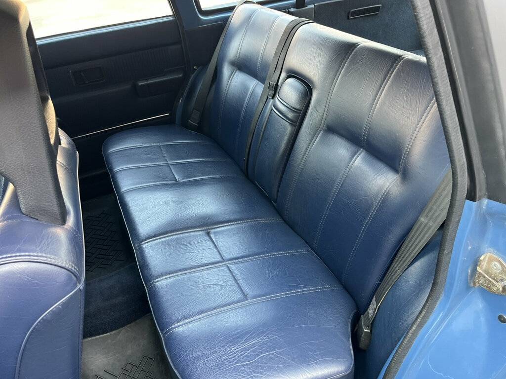 Volvo-240-1985-blue-550394-13