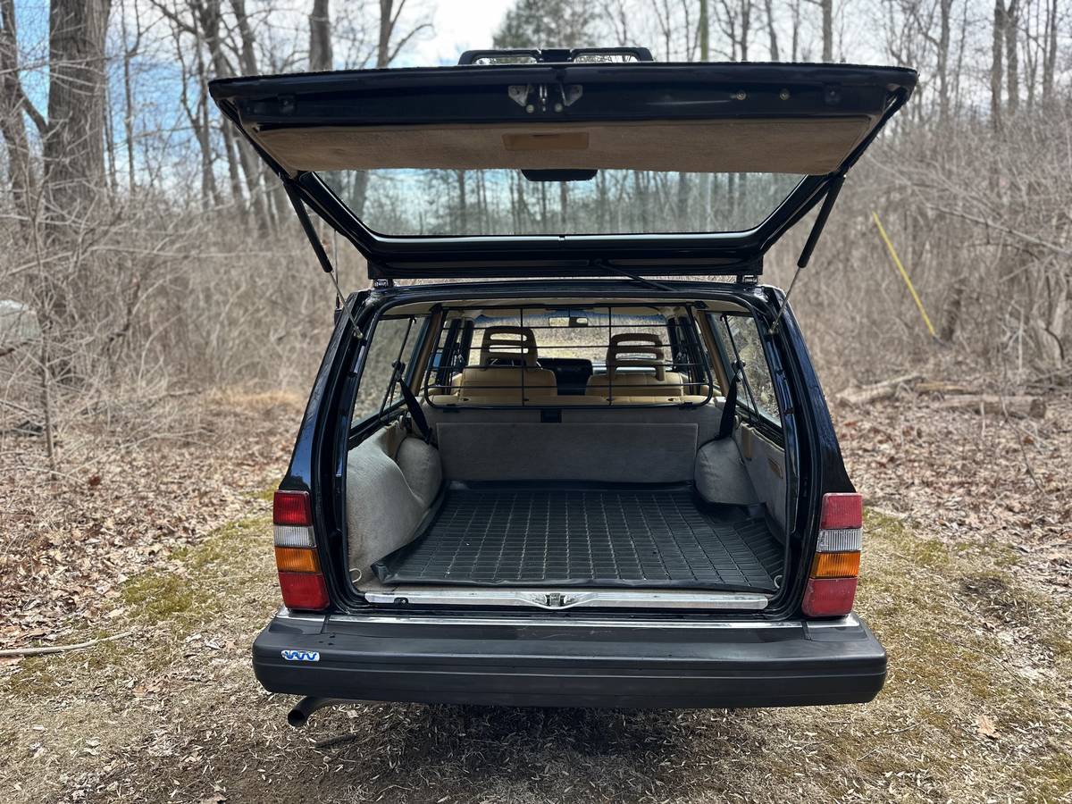 Volvo-240-wagon-1990-black-246229-10