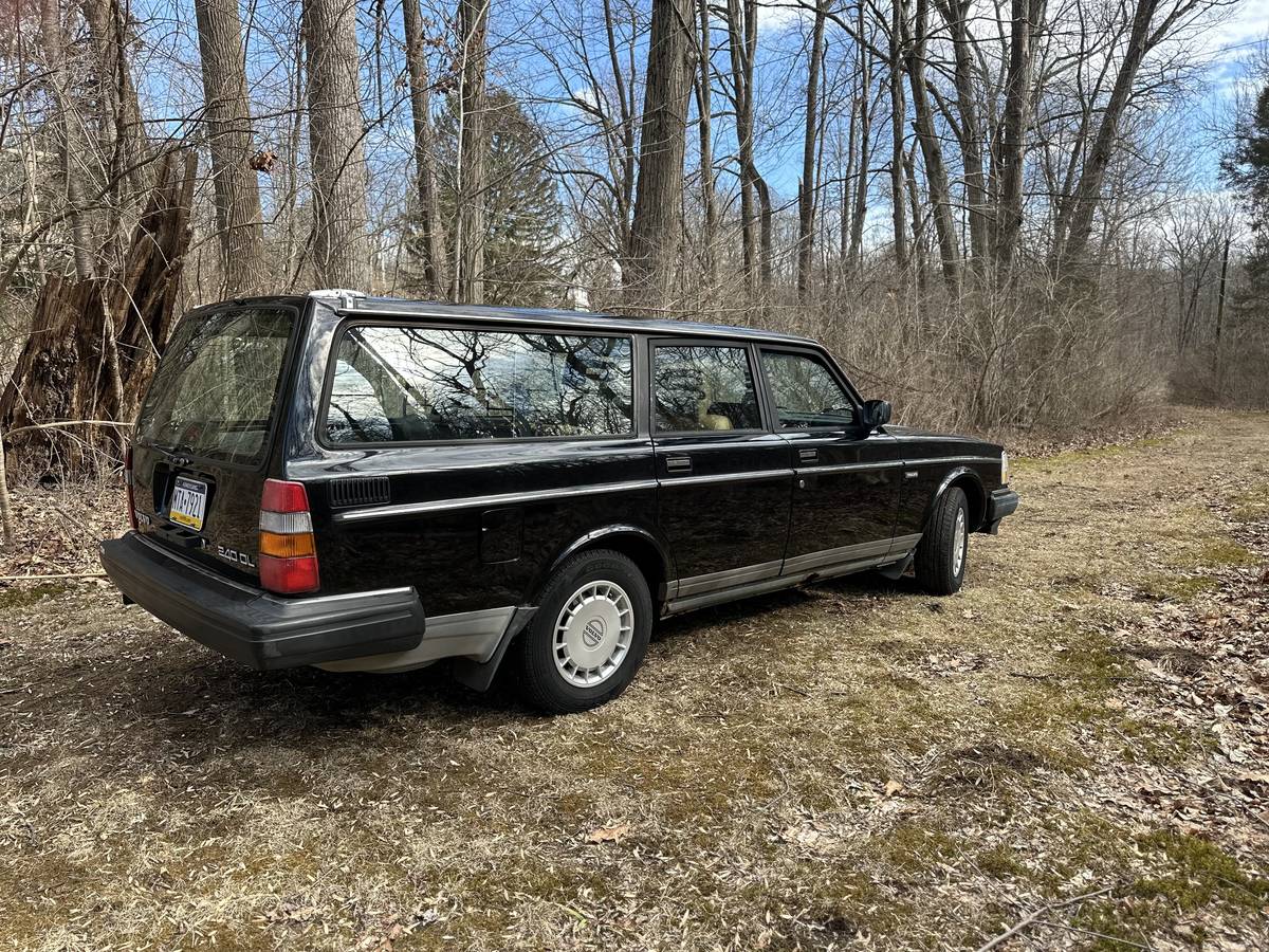 Volvo-240-wagon-1990-black-246229-8